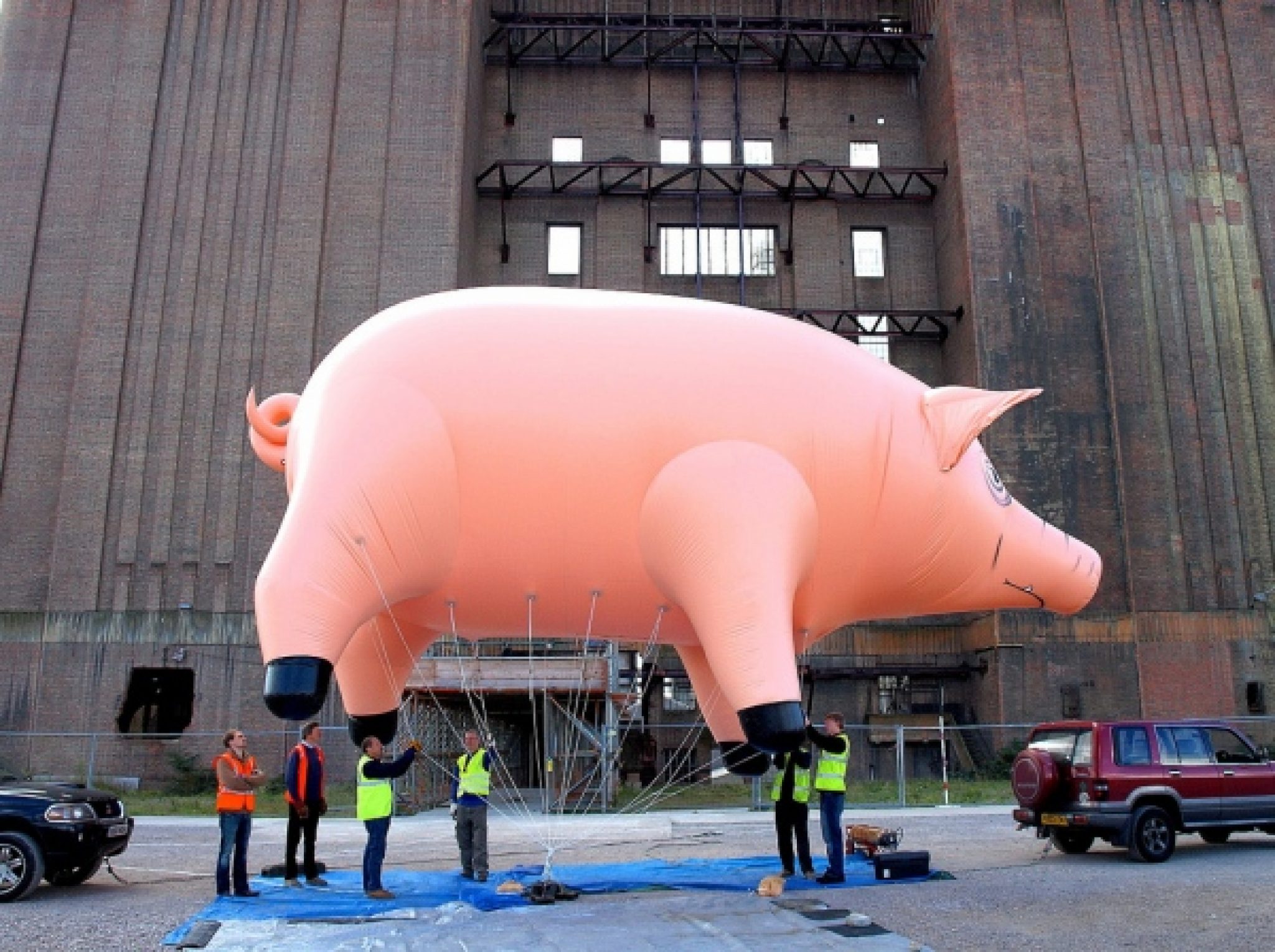 Летающая свинка. Надувная Свинка Пинк Флойд. Надувная свинья Pink Floyd. Летающая свинья Пинк Флойд. Pink Floyd розовая свинья.