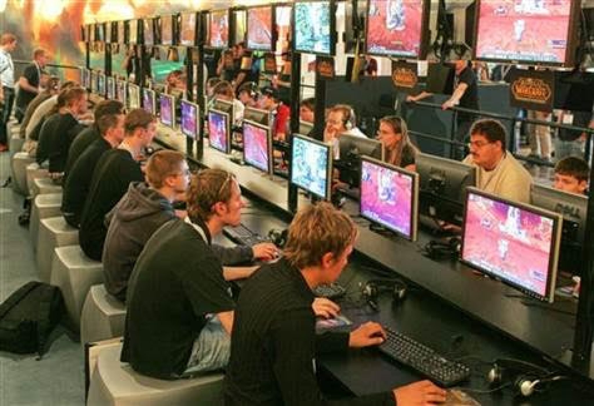 Игра на много человек компьютер. Много людей за компьютерами. Много людей за компом. Люди играют в компьютерном клубе. Компьютерные игры объединяют людей.