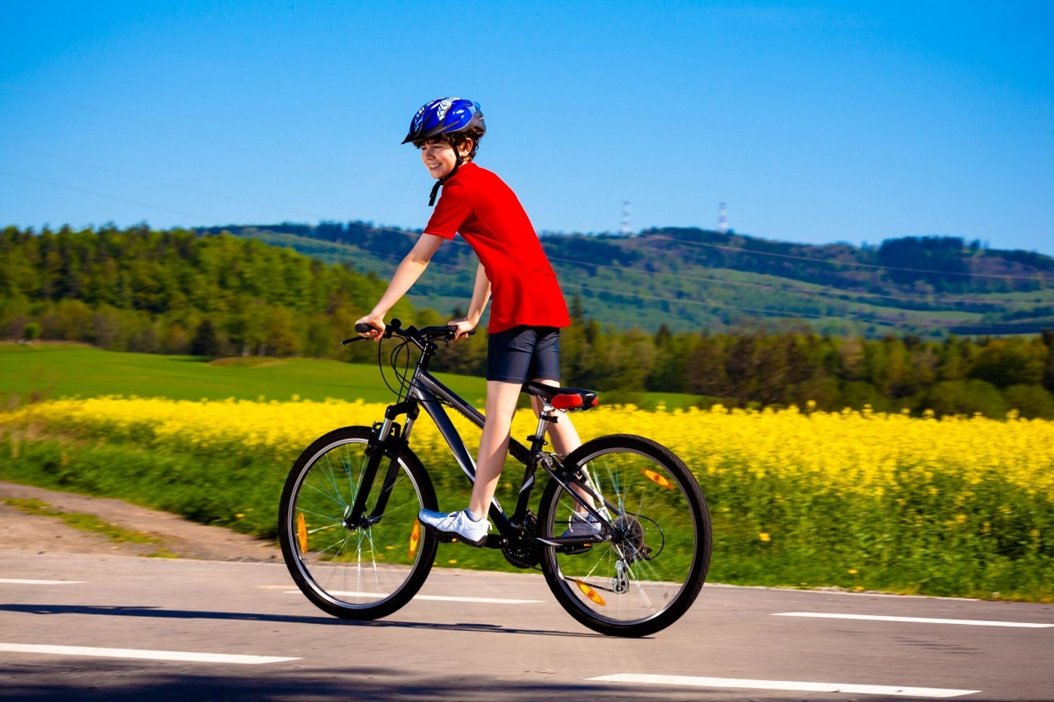 The children are riding bikes. Катание на велосипеде. Велосипед. Мальчик на велосипеде. Мальчишки на великах.